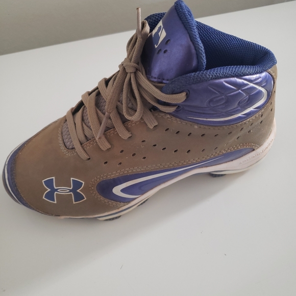 Boy’s Under Armour Baseball Cleats - Picture 7 of 16